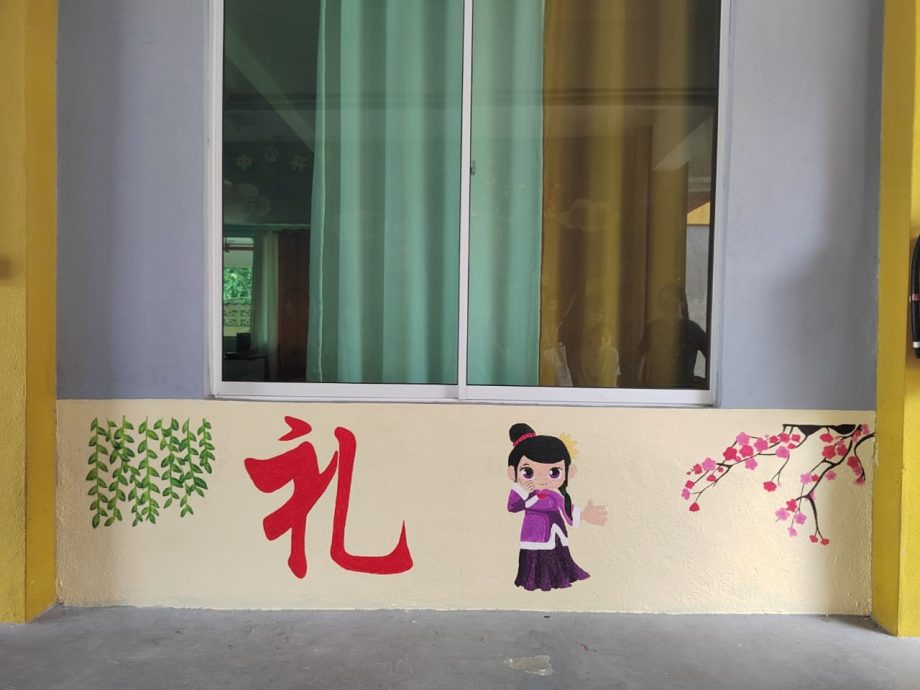 东:吉兰丹中华独中11位学生趁周末到浮罗真隆培实华小进行社区服务,为该校彩绘壁画和油漆。
