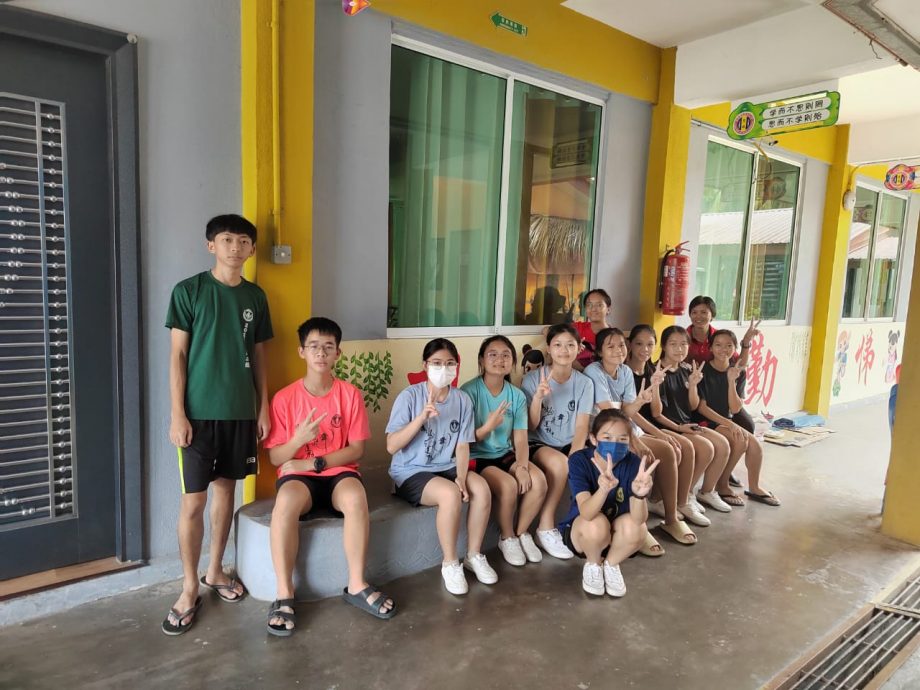 东：吉兰丹中华独中11位学生趁周末到浮罗真隆培实华小进行社区服务，为该校彩绘壁画和油漆。