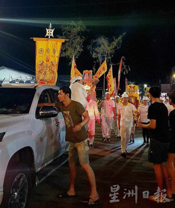 东:吉兰丹斗母宫九皇大帝理事、青年团以及众斋友昨晚上8时许从该宫启程前往唐人坡镇兴宫前码头,恭迎九皇大帝圣驾回本宫。不少善信也跟随队伍一起出发,阵容盛大,场面庄严。