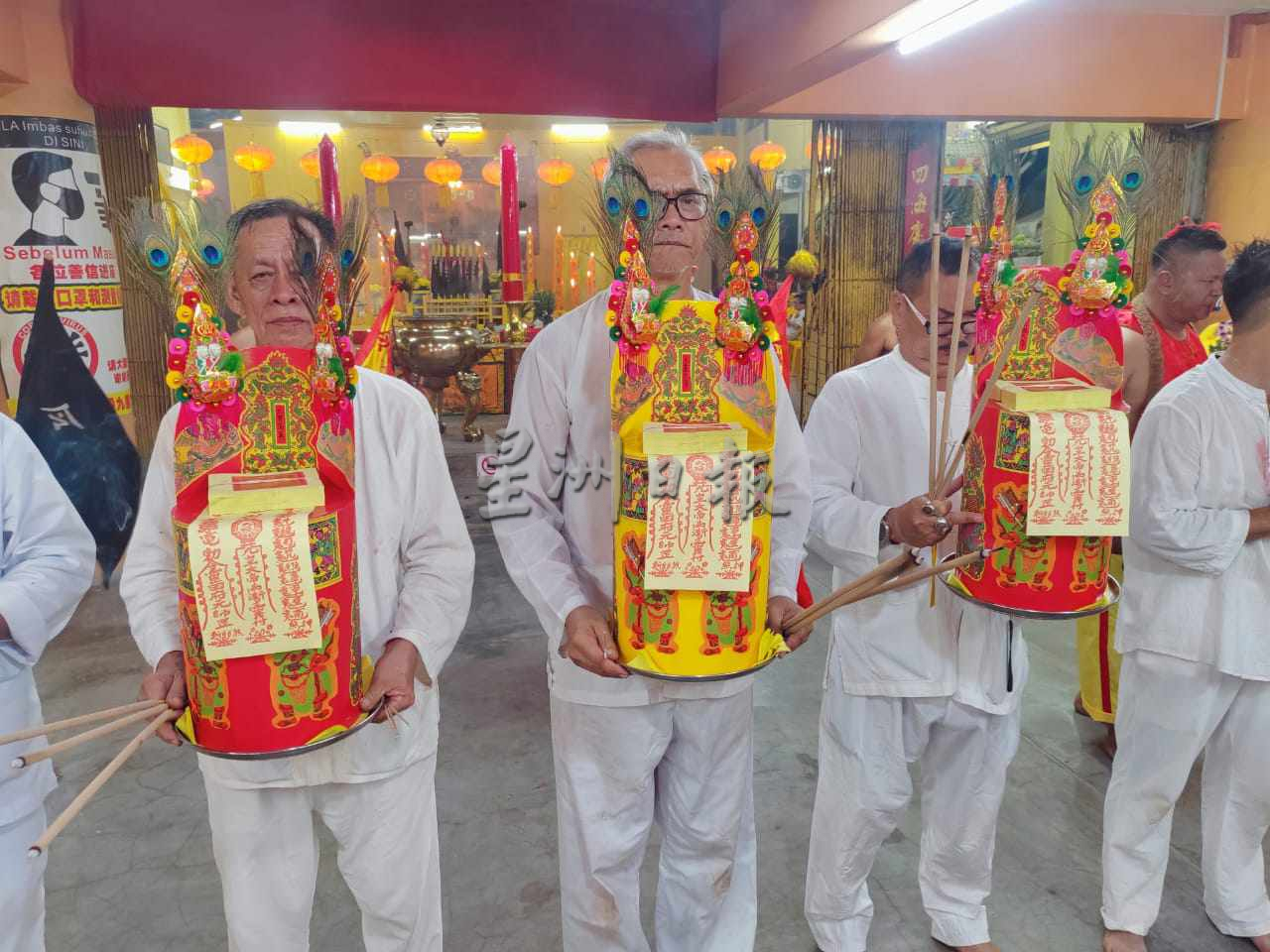 东:吉兰丹灵应殿九皇大帝昨晚11时45分顺利在该殿前恭迎九皇圣驾。逾百名善信出席了这项接皇仪式。