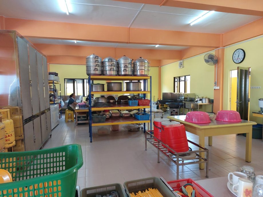 东:吉兰丹灵应殿(九皇大帝)庆九皇大帝千秋宝诞,今年特备龙船。