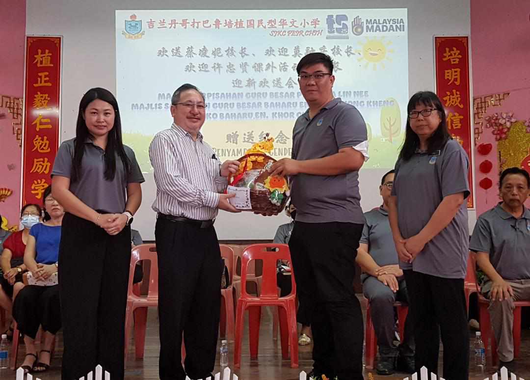 东:哥打峇鲁培植华小原任校长蔡凌妮获州教育局及县教育局认可,平调到哥打峇鲁县教育局担任官员,巴西巴力培华华小校长莫融庆调升到哥打峇鲁培植华小掌校。