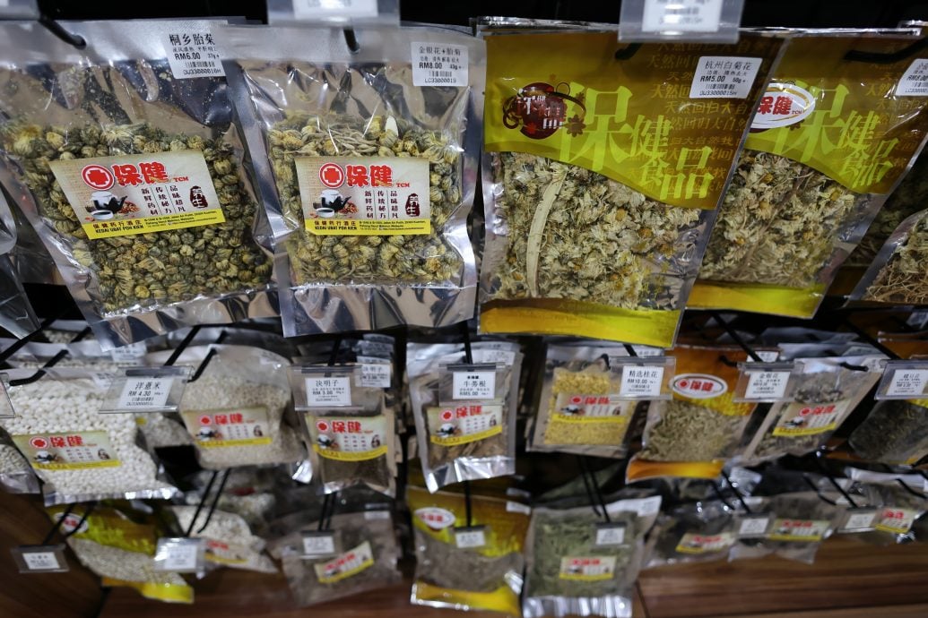 东：天气炎热加上烟霾来袭，民众受促做好预防。