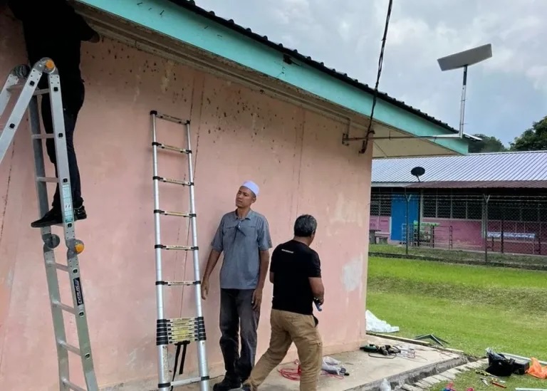 东:彭州务大臣拿督斯里旺罗斯迪指出,立卑迪冬国小(Sk Titom)是彭州首间安装Starlink(星链)卫星互联网设备的学校。