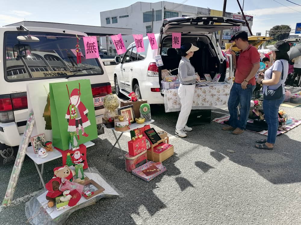 东：慈济基金会彭亨联络处办零负担市集，反应踊跃场面热闹。