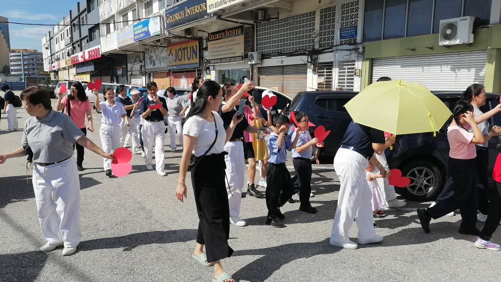 东：慈济基金会彭亨联络处办零负担市集，反应踊跃场面热闹。