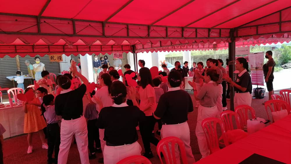 东：慈济基金会彭亨联络处办零负担市集，反应踊跃场面热闹。