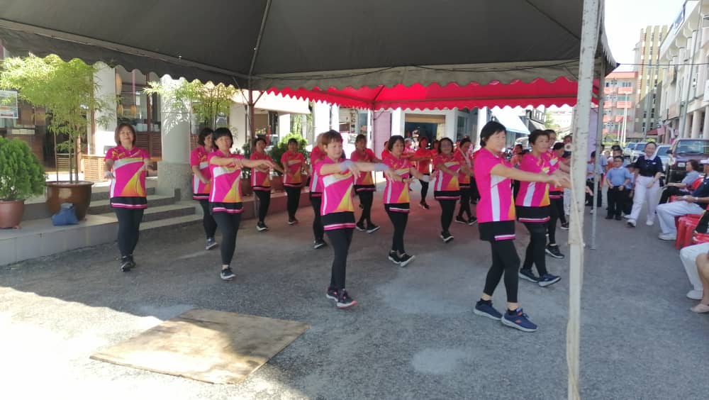 东：慈济基金会彭亨联络处办零负担市集，反应踊跃场面热闹。