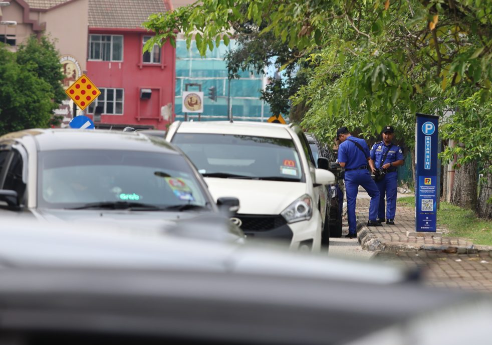 东:民众投诉已买停车月票仍接到罚单