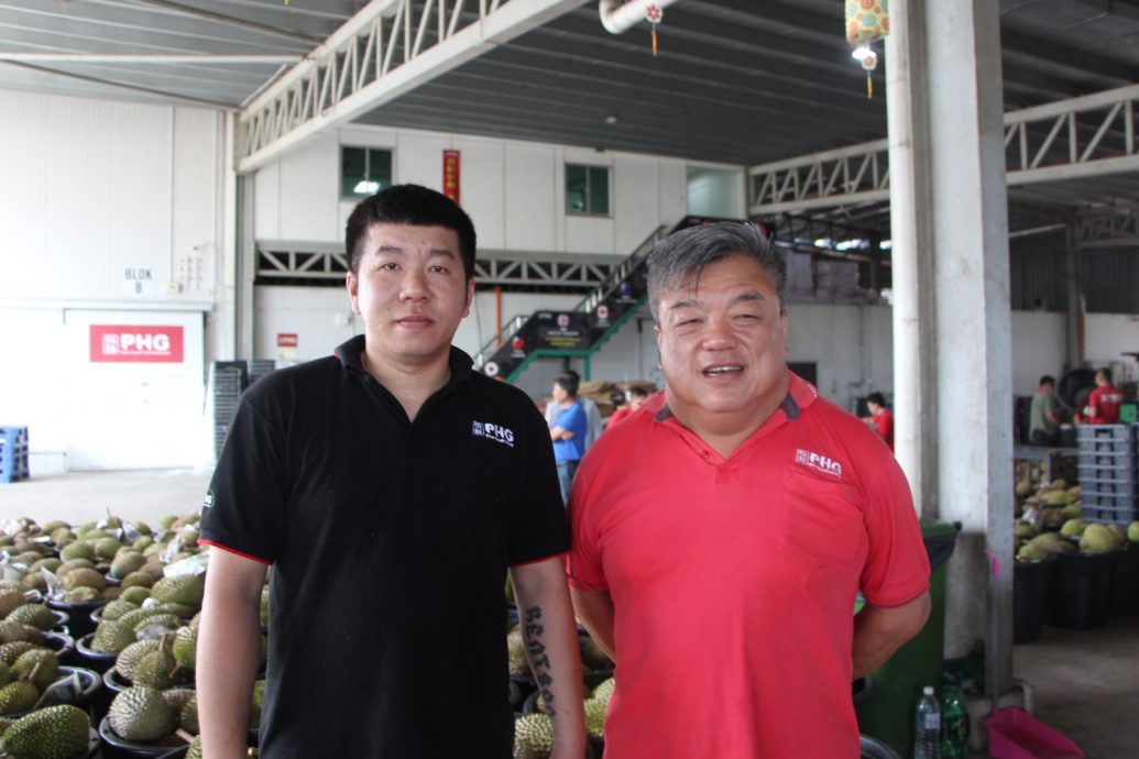 东:液氮短缺打乱阵脚,恒鲜食品公司临时调动150名员工日以继夜为50吨榴梿剖果取肉