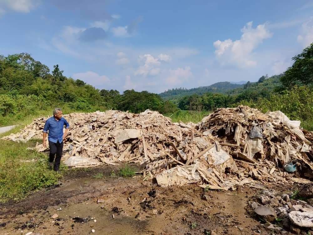 东:玻璃口水闸的路旁沦为垃圾场