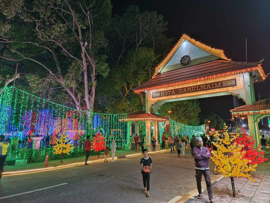 东:配合吉兰丹州苏丹莫哈末五世殿下54岁华诞,哥打峇鲁多个地区入夜后大放光明,色彩缤纷。