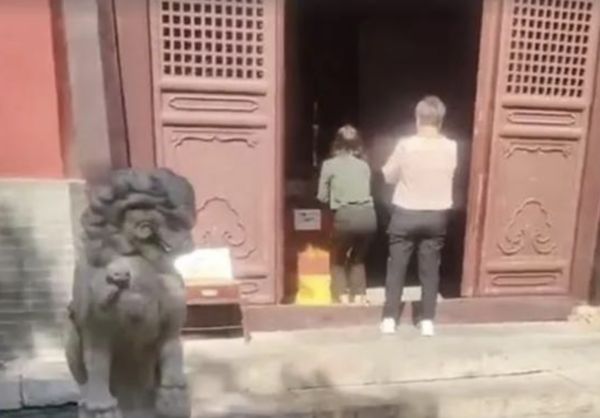 中国佛寺禁止自己带香 被质疑为售“一支24令吉”高价香