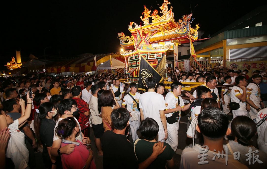 九皇大帝千秋宝诞 怡斗母宫花车大旗队热闹接神
