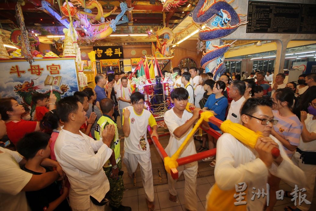 九皇大帝千秋宝诞 怡斗母宫花车大旗队热闹接神