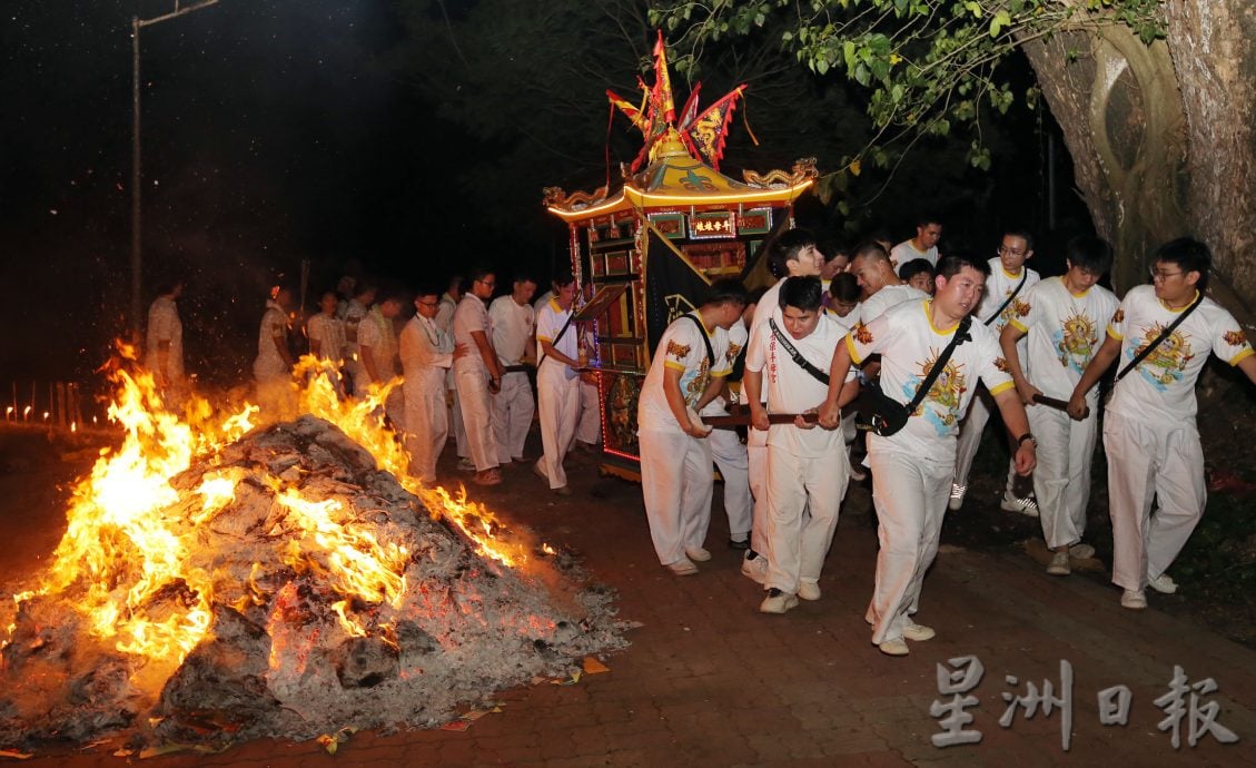 九皇大帝千秋宝诞 怡斗母宫花车大旗队热闹接神