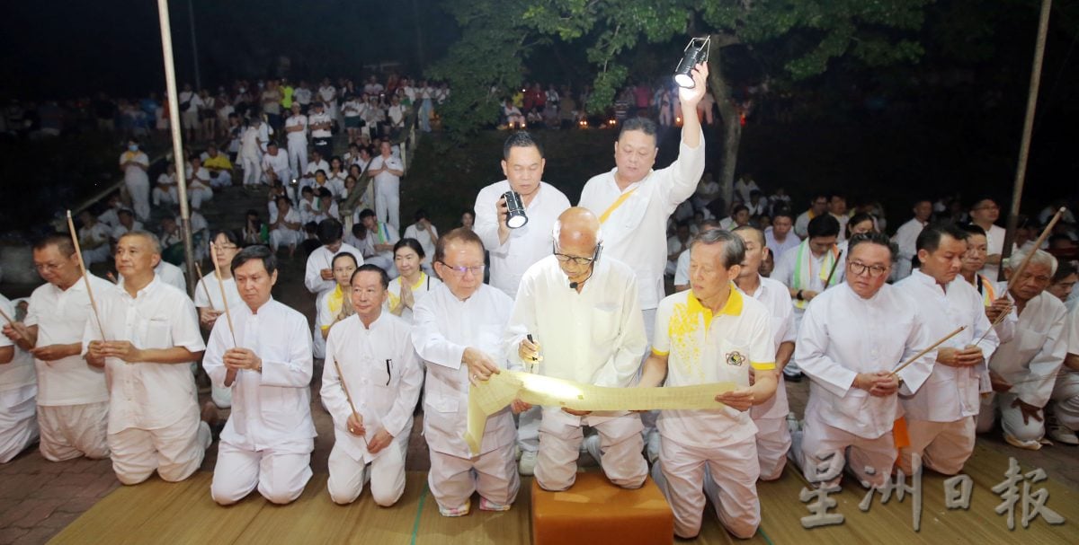 九皇大帝千秋宝诞 怡斗母宫花车大旗队热闹接神