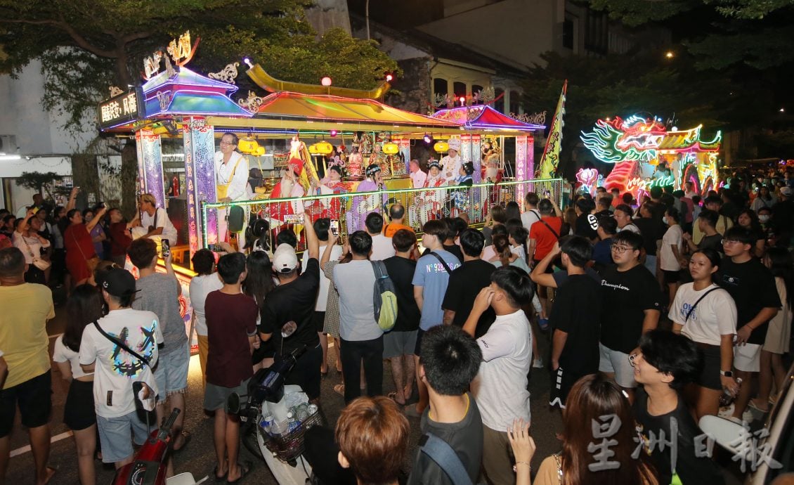 九皇大帝千秋宝诞 怡斗母宫花车大旗队热闹接神