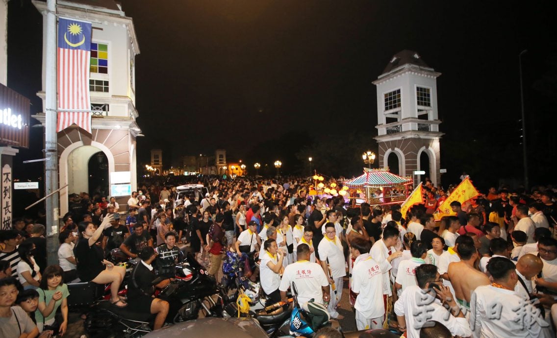 九皇大帝千秋宝诞 怡斗母宫花车大旗队热闹接神