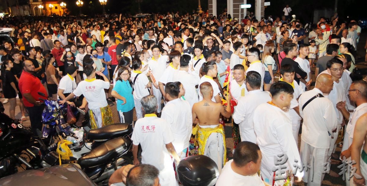 九皇大帝千秋宝诞 怡斗母宫花车大旗队热闹接神