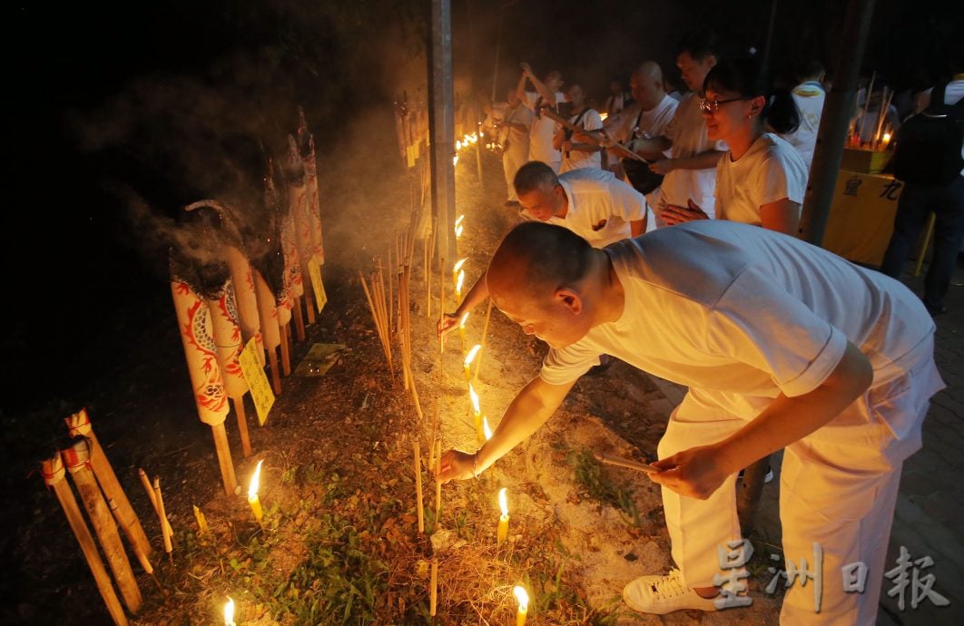 九皇大帝千秋宝诞 怡斗母宫花车大旗队热闹接神