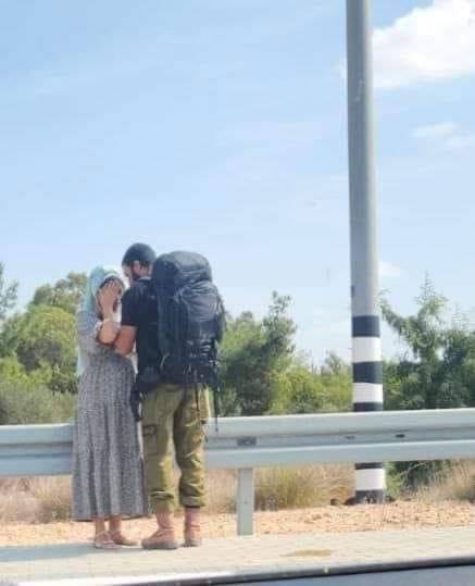 以色列准爸爸接到召集令!上战场前泪别家人 孕妻掩面痛哭画面