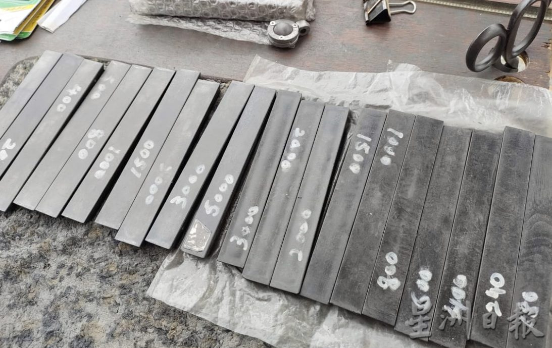 传承者/大北马:自学手艺自制器材 磨刀师把钝刀变利