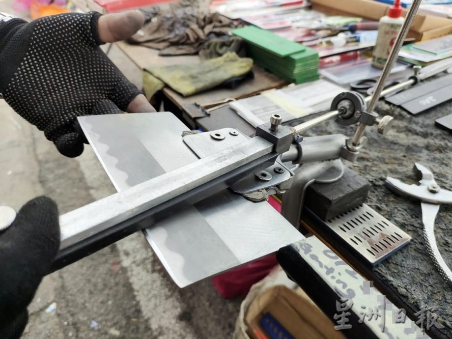 传承者/大北马:自学手艺自制器材 磨刀师把钝刀变利