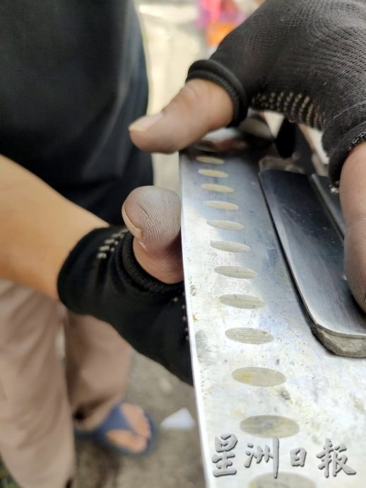 传承者/大北马:自学手艺自制器材 磨刀师把钝刀变利