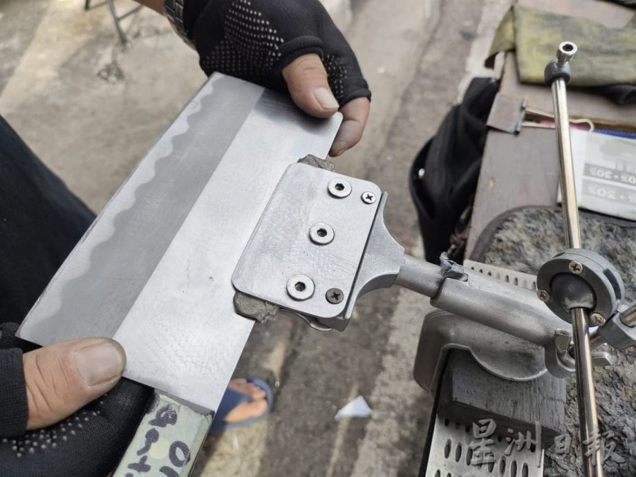 传承者/大北马:自学手艺自制器材 磨刀师把钝刀变利