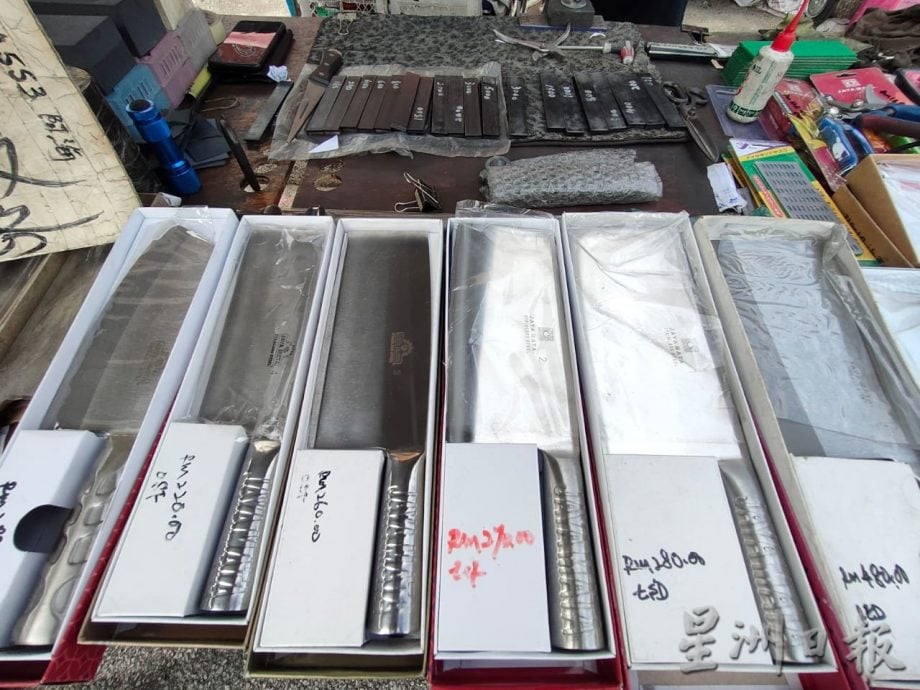 传承者/大北马:自学手艺自制器材 磨刀师把钝刀变利