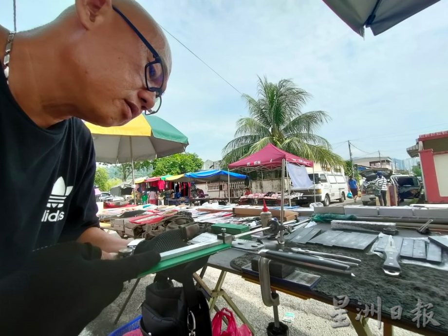 传承者/大北马:自学手艺自制器材 磨刀师把钝刀变利