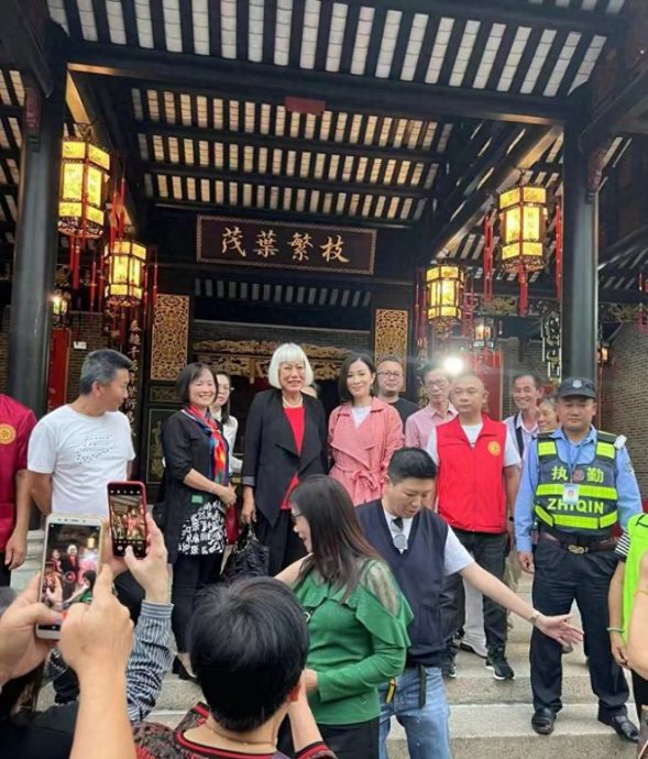 佘诗曼衣锦还乡祭祖 村民拉横额列队夹道欢迎