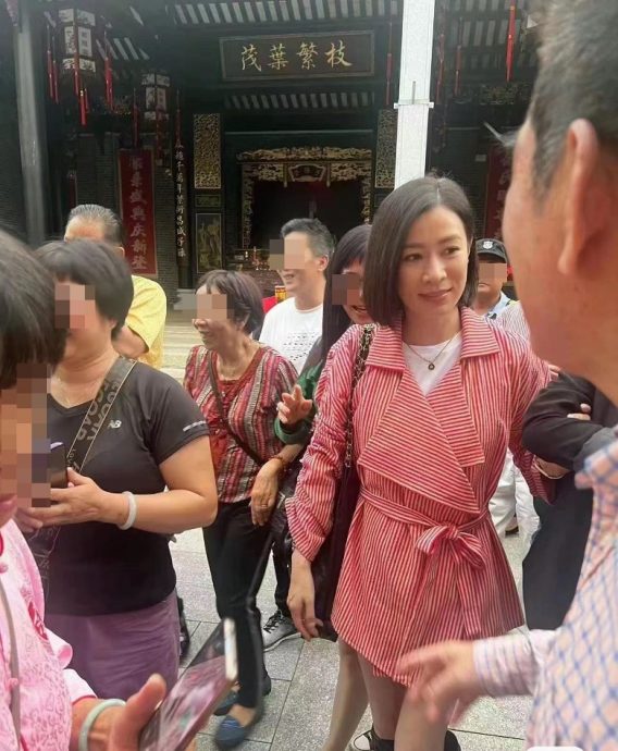 佘诗曼衣锦还乡祭祖 村民拉横额列队夹道欢迎