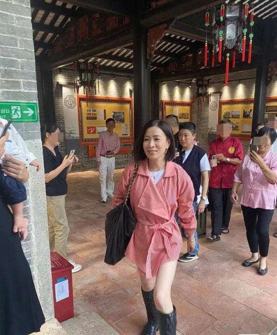 佘诗曼衣锦还乡祭祖 村民拉横额列队夹道欢迎