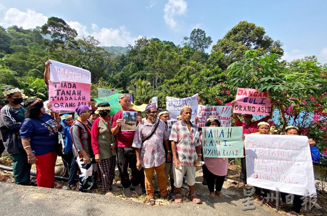 供星洲网/6甘榜原住民不满州政府批准伐木影响水质,数十名村民拉大字报抗议