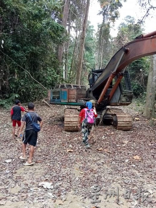 供星洲网/6甘榜原住民不满州政府批准伐木影响水质,数十名村民拉大字报抗议