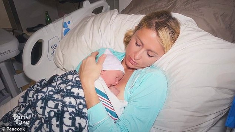 儿子被指似大头怪婴 芭莉丝希尔顿怒反击