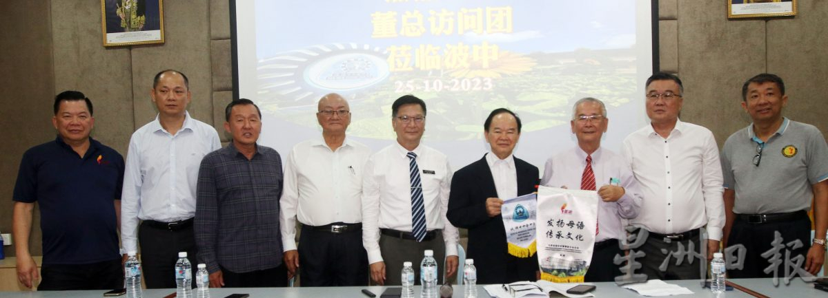 全国版/陈大锦:董总与企业基金合作探讨设立“独中教师退休基金计划”,盼2024年能落实计划