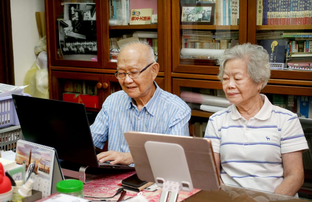 全国版/【暖势力】/以诗纪史结集成书笔描政坛风云 徐持庆坚毅不拔活出精彩人生