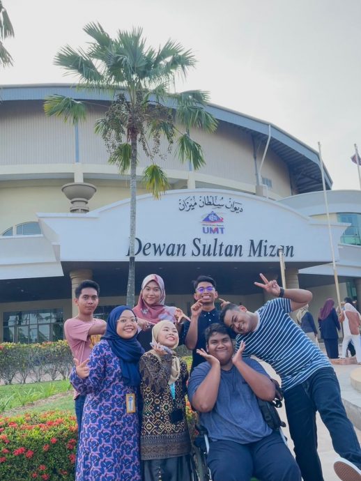 坐在轮椅完成大学学业