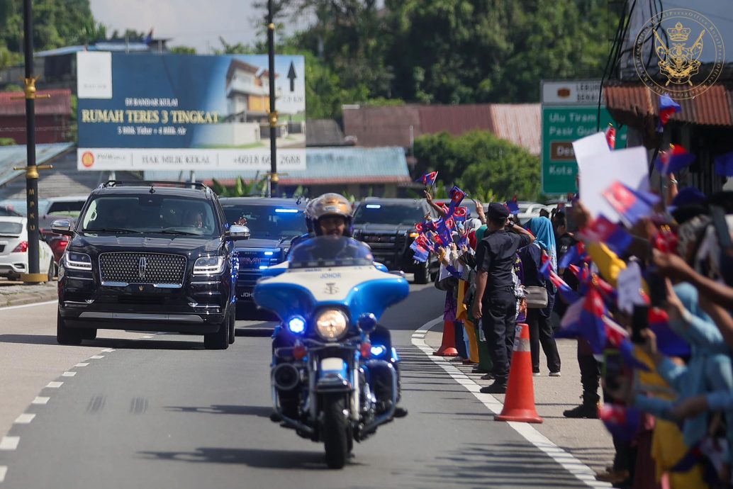全国:明年任元首,柔苏丹今返柔,臣民夹道欢迎欢呼“吾王万岁!