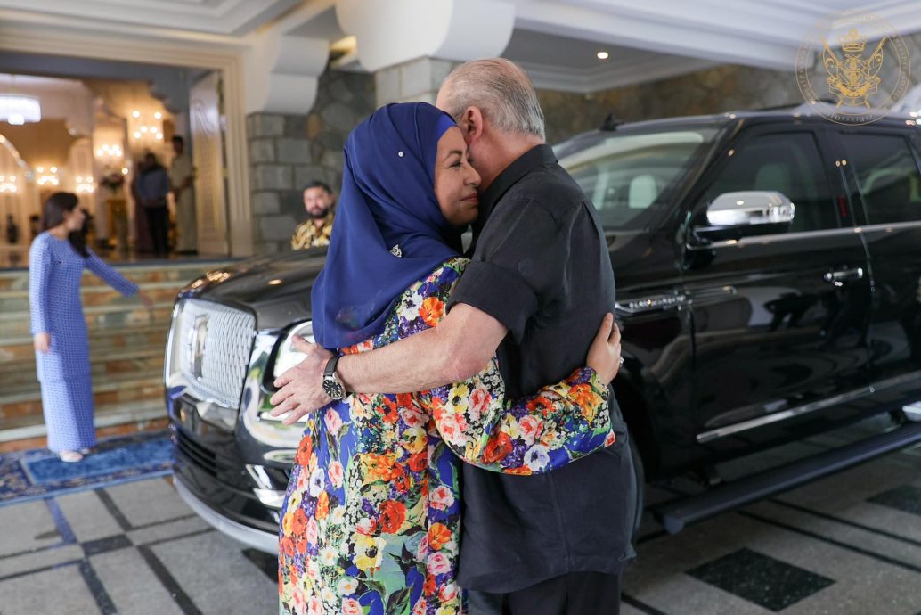 全国:明年任元首,柔苏丹今返柔,臣民夹道欢迎欢呼“吾王万岁!