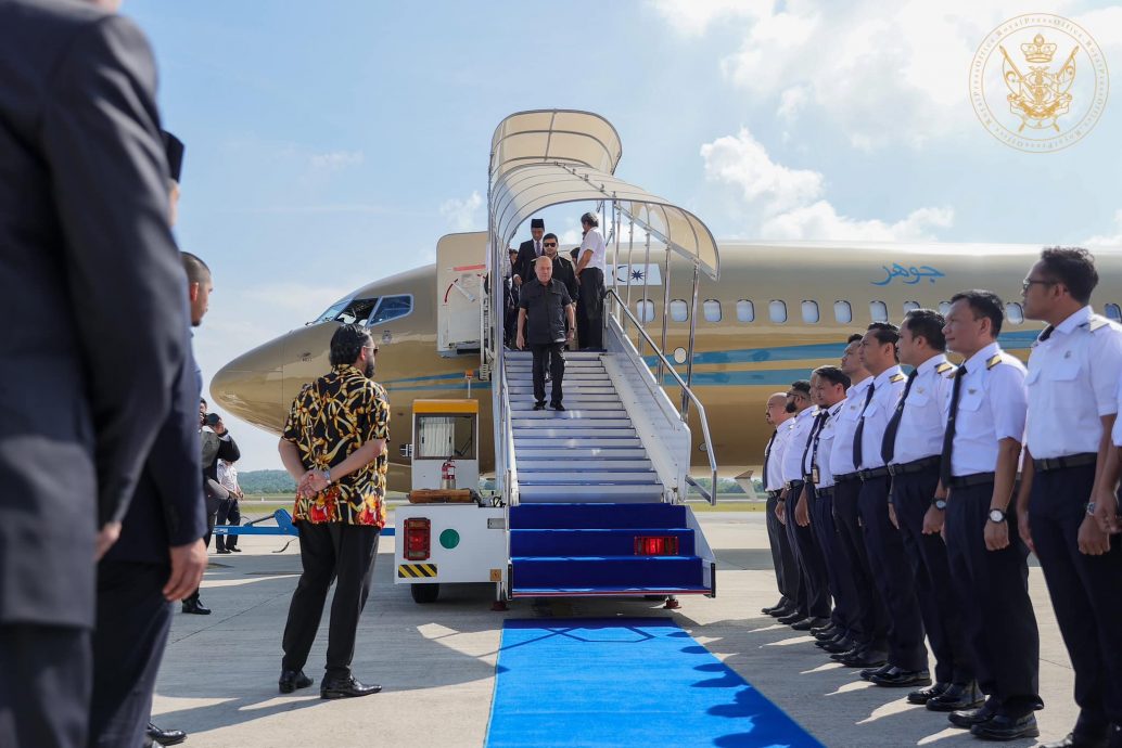 全国:明年任元首,柔苏丹今返柔,臣民夹道欢迎欢呼“吾王万岁!