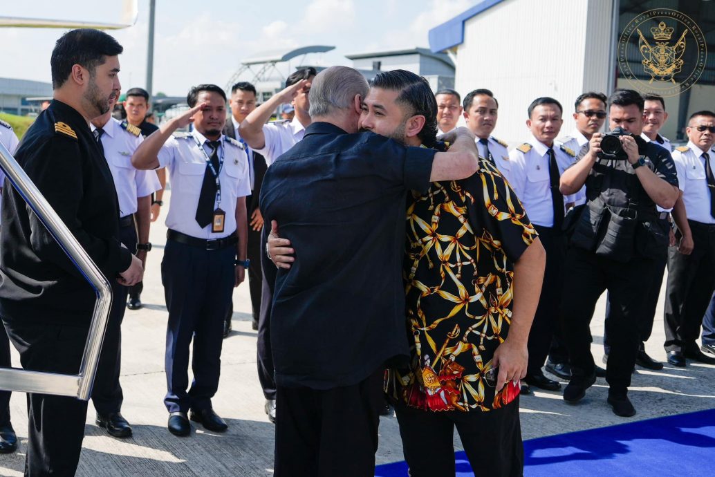 全国:明年任元首,柔苏丹今返柔,臣民夹道欢迎欢呼“吾王万岁!