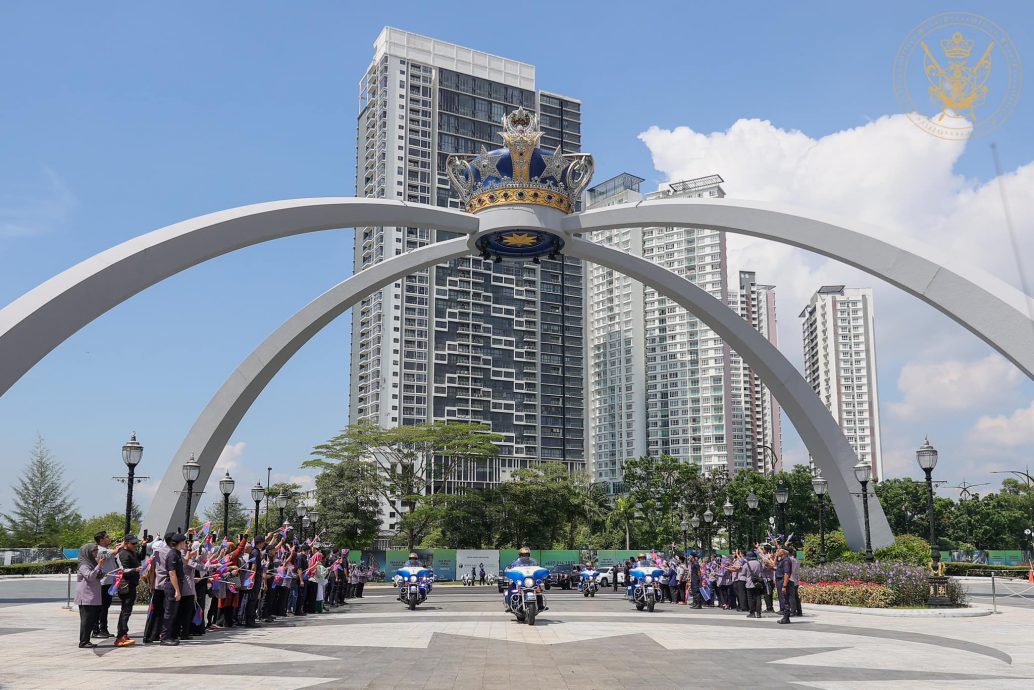 全国:明年任元首,柔苏丹今返柔,臣民夹道欢迎欢呼“吾王万岁!