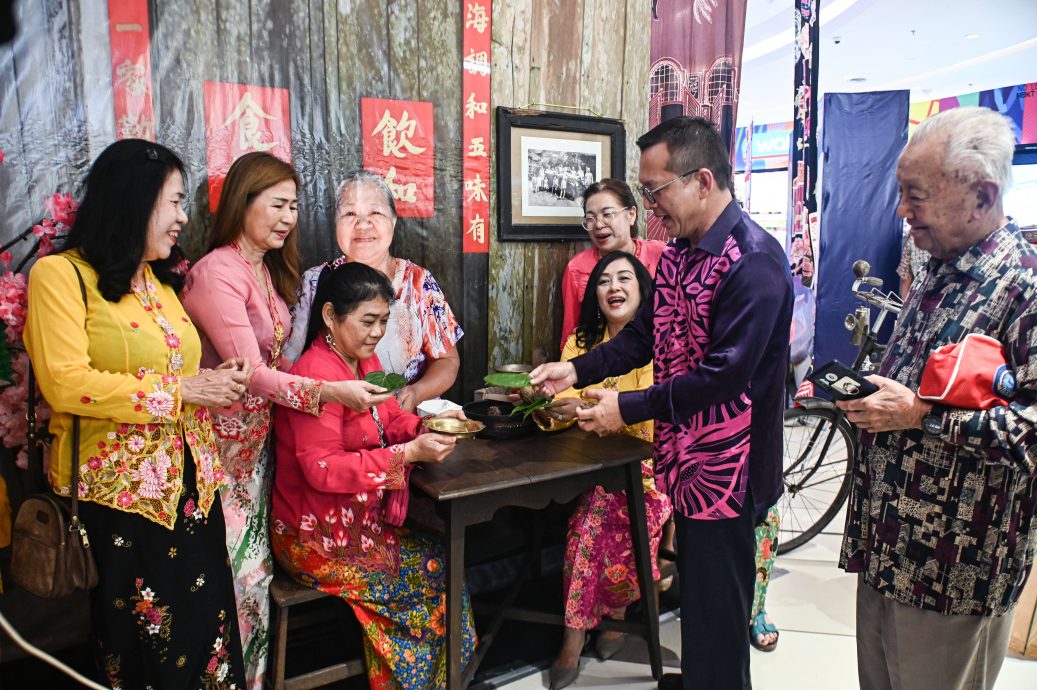 全国:补图片/登州政府强调,衣着指南只是针对穆斯林游客,非穆斯林游客不受影响,而且州政府从不曾因衣着问题而向任何游客开罚。