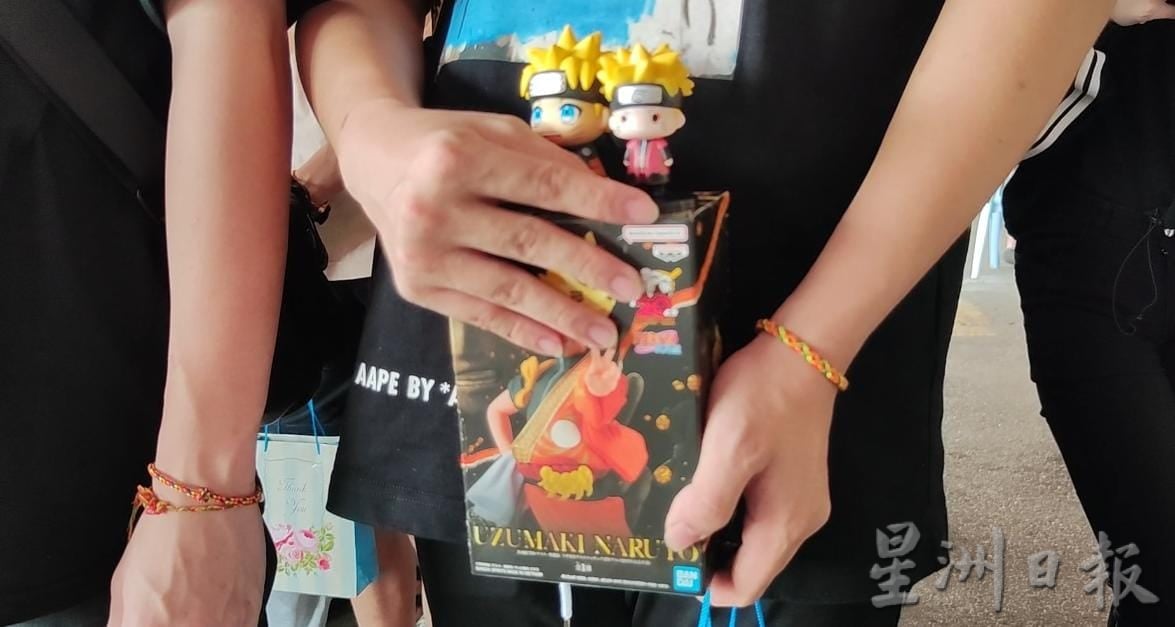 30岁司机逆向行驶酿祸,19岁华裔情侣魂断公路,举殡日亲友哭送最后一程