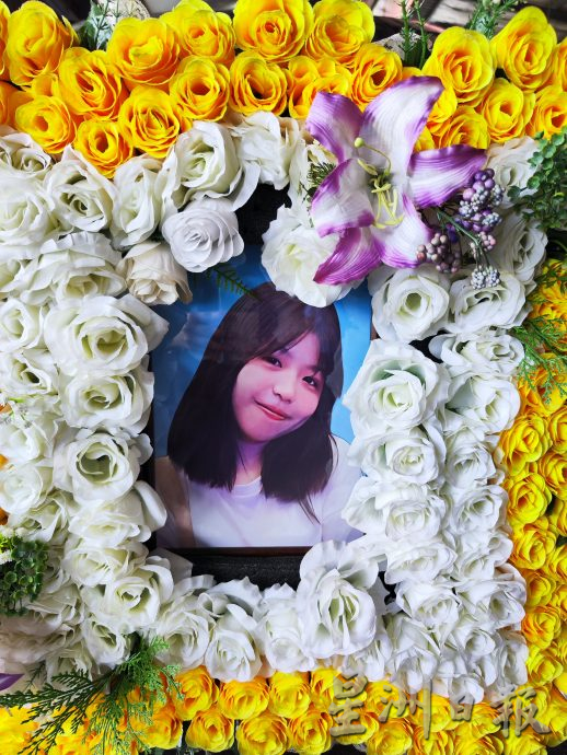 30岁司机逆向行驶酿祸,19岁华裔情侣魂断公路,举殡日亲友哭送最后一程