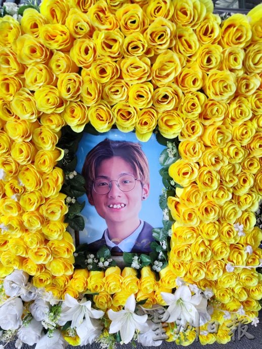 30岁司机逆向行驶酿祸,19岁华裔情侣魂断公路,举殡日亲友哭送最后一程